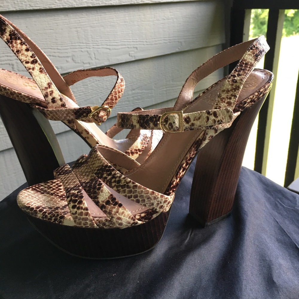 Vince Camuto platform pump